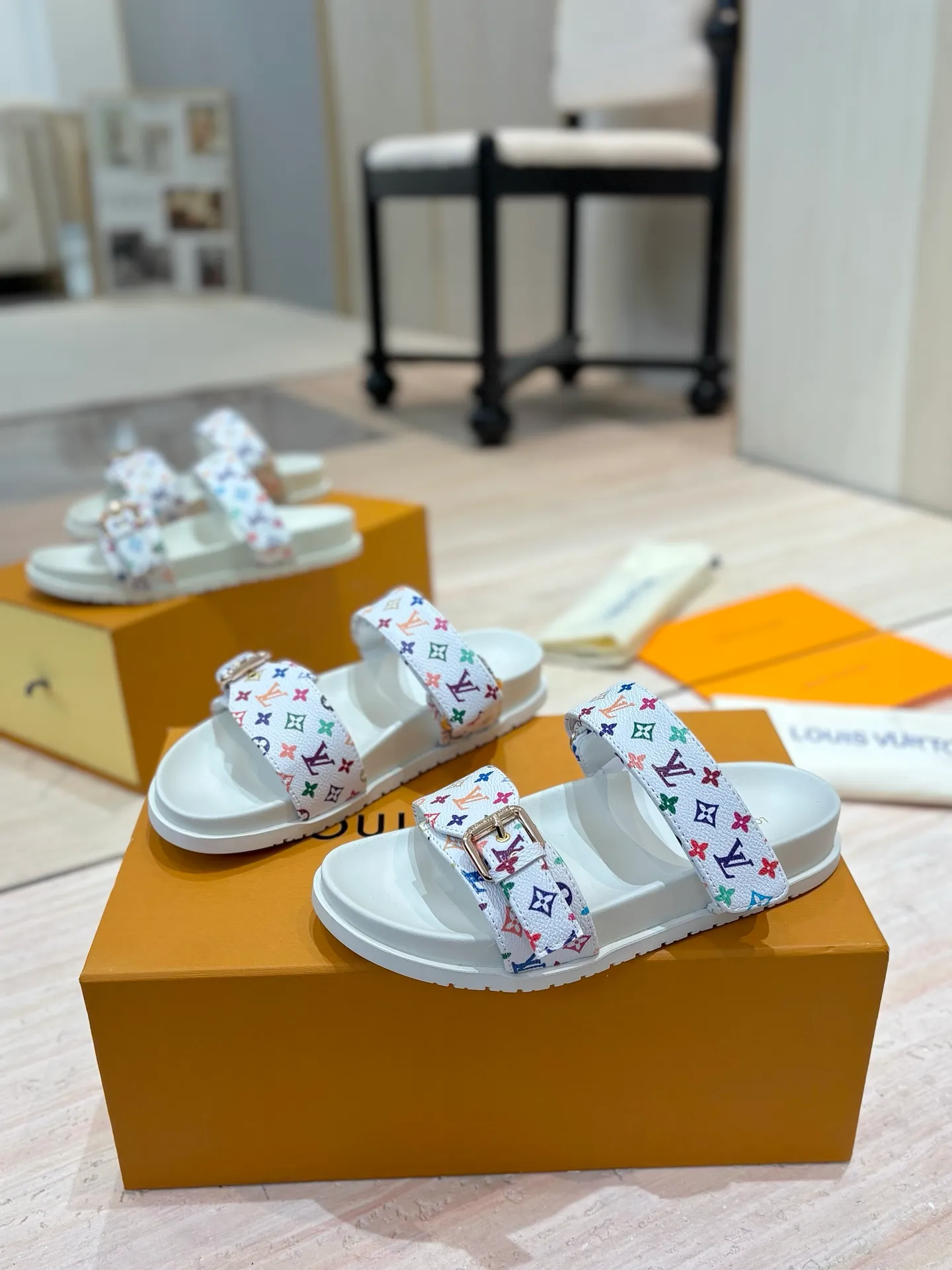 👟👟Ex-factory price 400👟👟 LV 2025 spring and summer new products 🥰 Popular LV donkey brand counters Embossed logo embossed sandals This Pool Pillow Comfort flat sandals are made of technical fabrics and use high-frequency embossing technology to reinterpret the Monogram pattern. Soft padded upper with adjustable Velcro, comfortable and tough insole adds harmonious colors 👍New hard goods, purchasing agent level! Full of high-end feel! A popular model among bloggers at home and abroad, it’s retro and fashionable and looks amazing on your feet! The official website's main recommendation 👍👍 ✅ Upper: waterproof special original fabric ✅ Inner lining: imported mixed sheepskin ✅ Outsole: original molded foam outsole ✅ Number of sizes: women's size 35-45 (women's size 41 men's 38.45, custom-made, non-refundable) ✅ Packaging: full set of drawer boxes ​